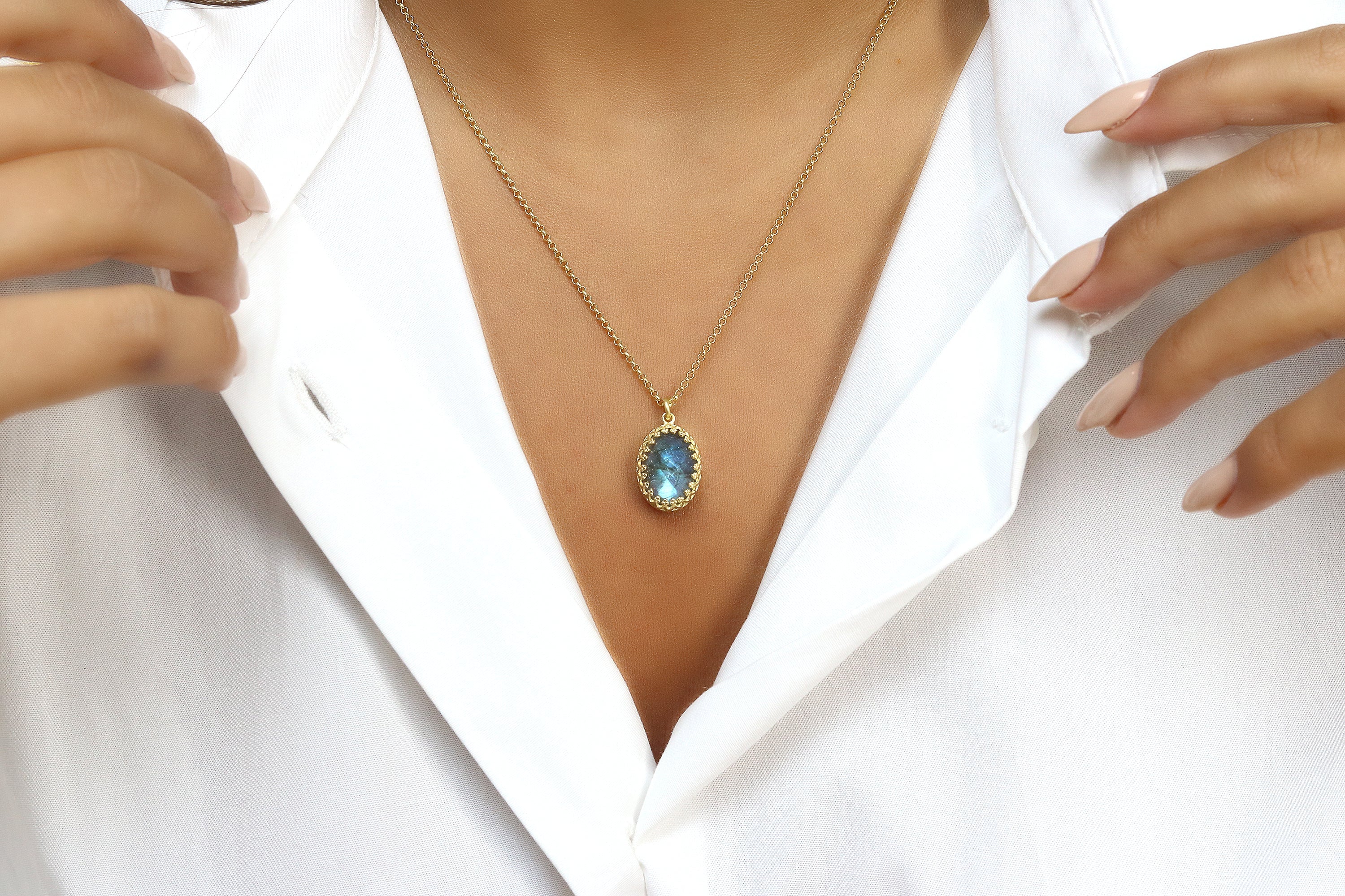 Fascinating Labradorite Necklace in Gold necklaces Anemone Jewelry