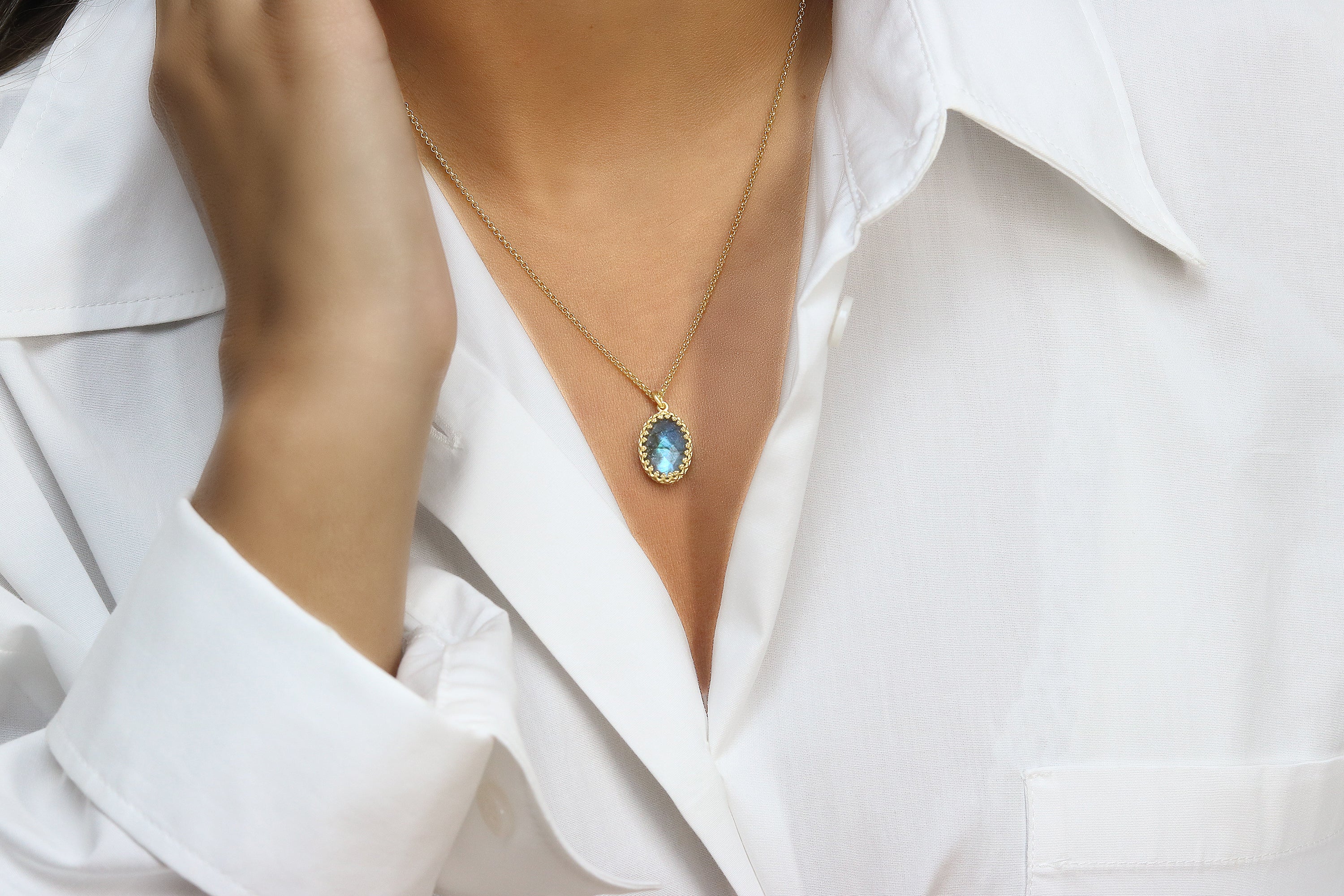 Fascinating Labradorite Necklace in Gold necklaces Anemone Jewelry